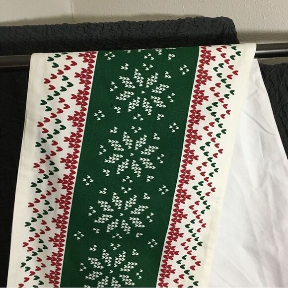 NWOT Christmas Design  Table Runner - Picture 3 of 4